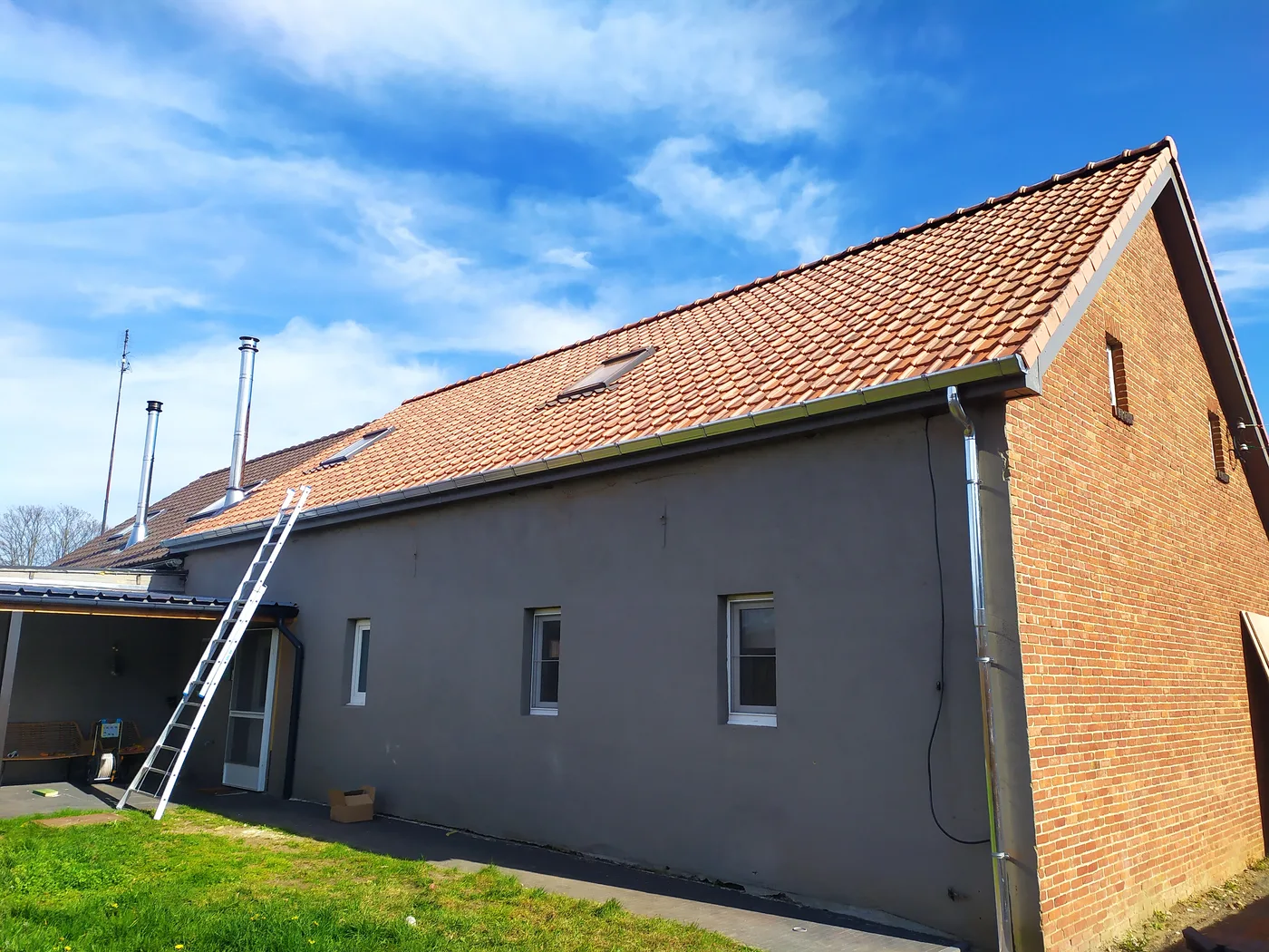 Rood dak met Koramic dakpannen, dakraam en dakgoten in zink