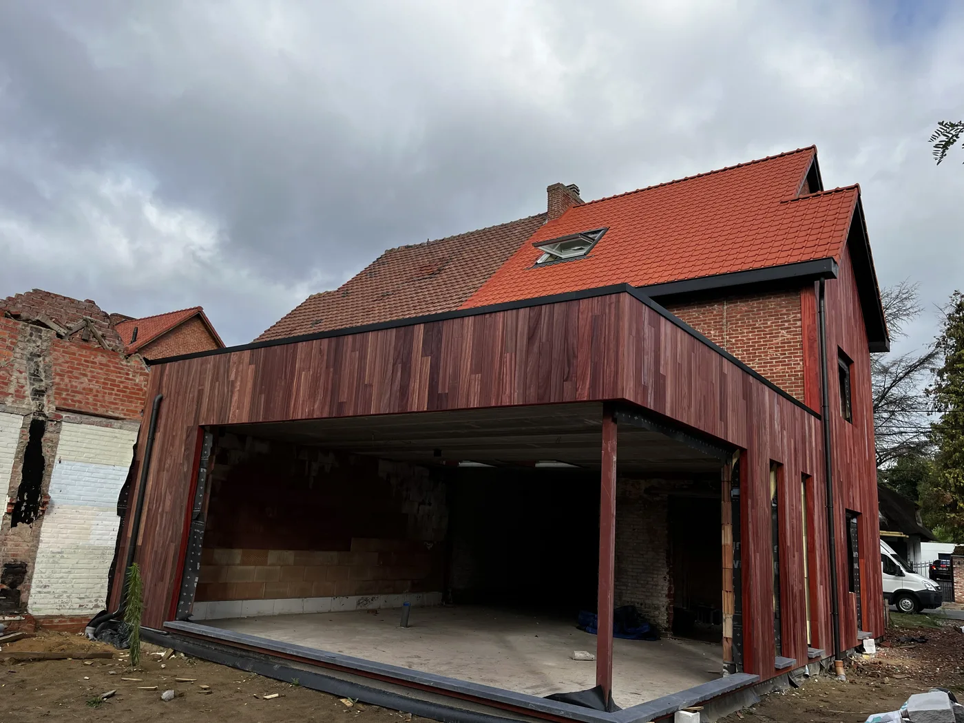 Rood pannendak en houten gevelbekleding in padouk