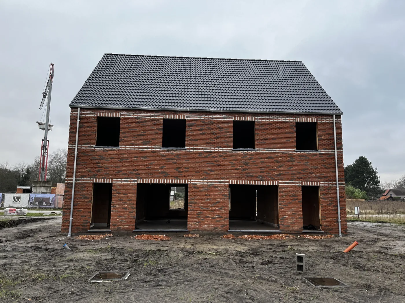 Donker zadeldak op een woning in aanbouw