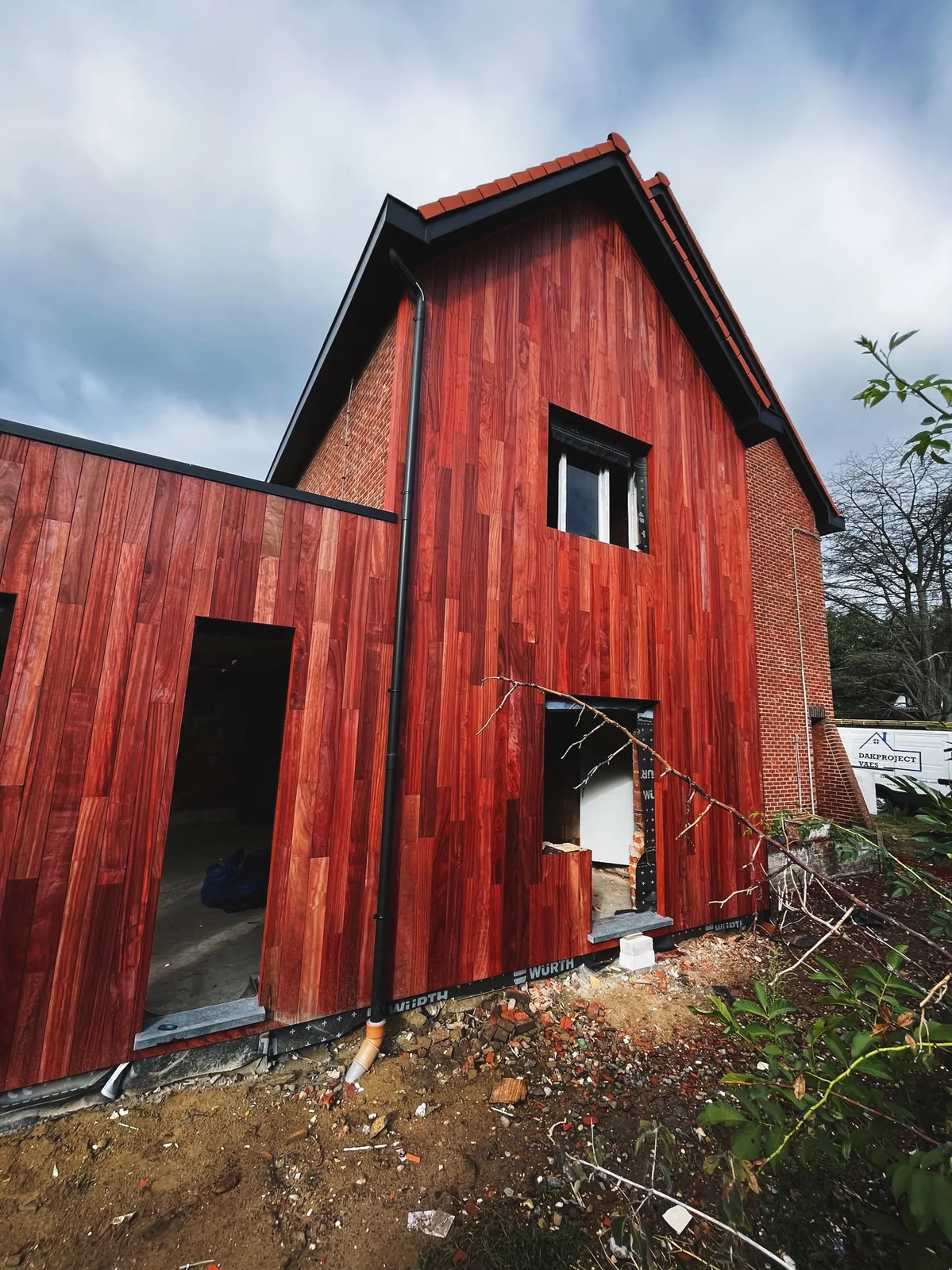 Woning met houten gevelbekleding en afgewerkte dakrand